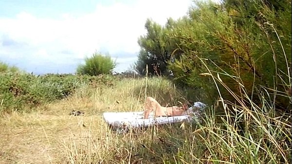 une grosse mature se branle dans les dunes devant un voyeur