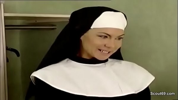 Deutsche Nonne in Klassiker Porno im Kloster in den Arsch gefickt