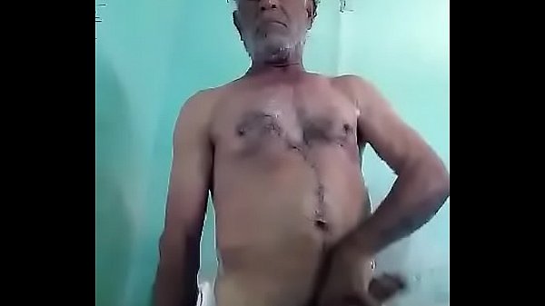 Abuelo se masturba en el baño y se graba