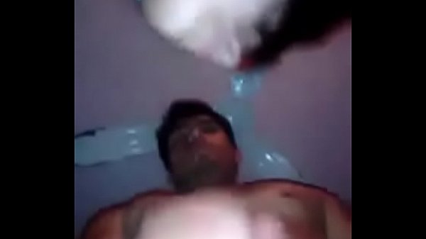 Jovenes teniendo sexo intenso en la cama