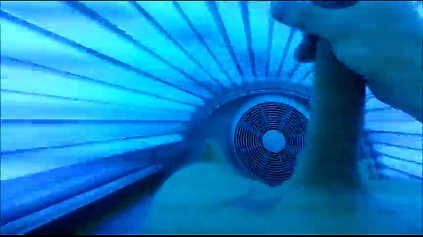 Wank in sunbed