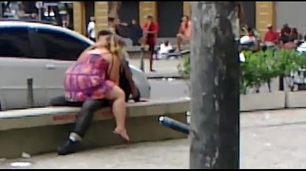 Casal faz sexo em praça