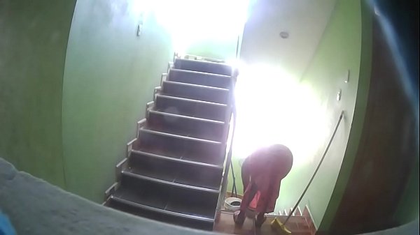 señorita limpiando escaleras 666666