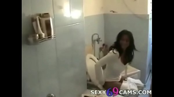 Hot Euro Brunette Giving BJ In Toilet حار اليورو امرأة سمراء إعطاء بج في مرحاض