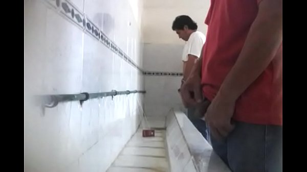 espiando vergas en baño publico