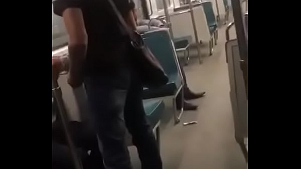 Chupando no metrô