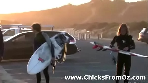 Hot Australian chicks spy on surf dudes at beach