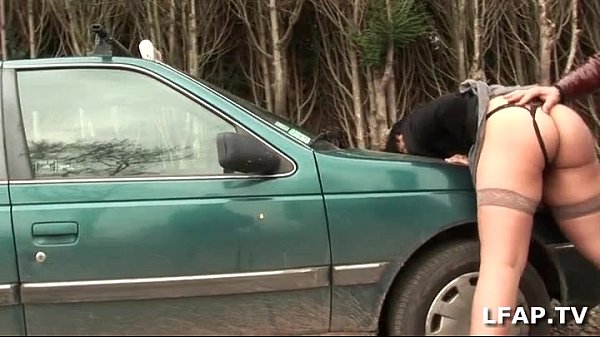 Bonne cochonne sodomisee sur le capot de la voiture avec Papy Voyeur