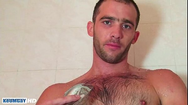 Full video: A sexy str8 guy get wanked in spite of him by a guy !