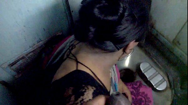 aunty blowjob in train