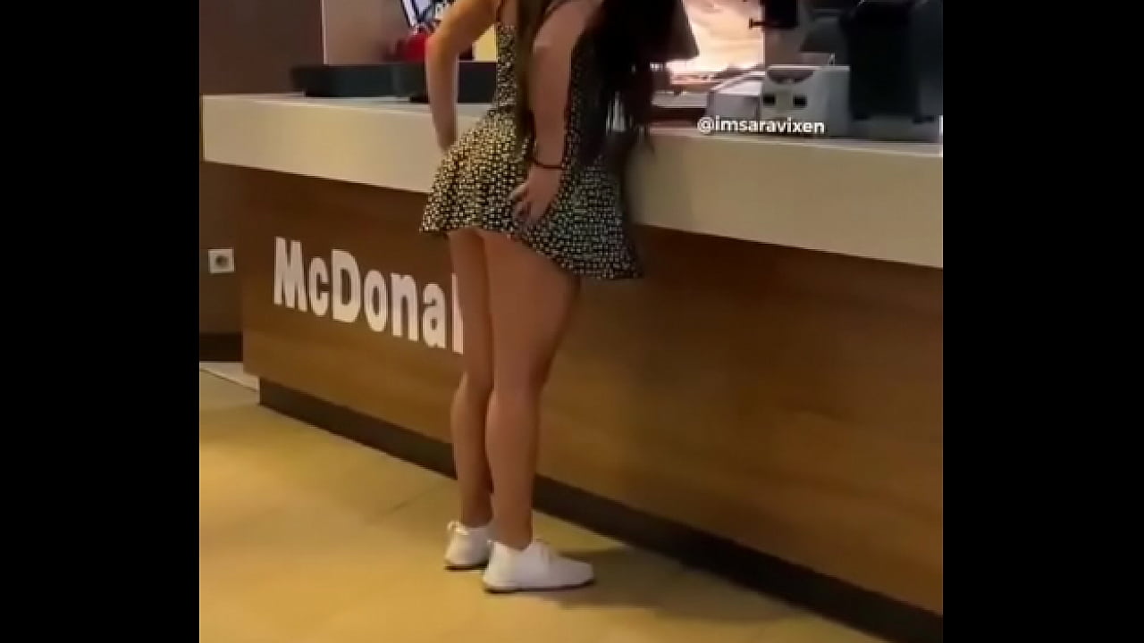 Culona comprando su helado