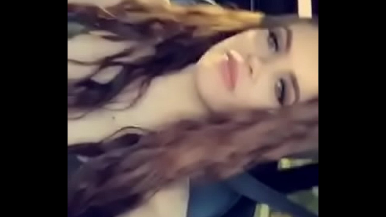 Se aburrió en el auto y se masrurba