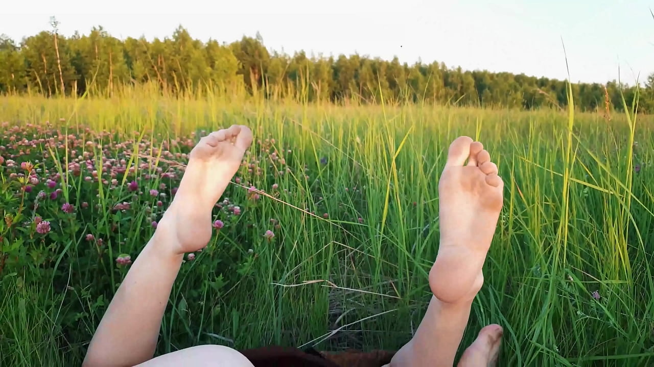 Real beautiful sex in nature in the middle of the field with a cute brunette giving a gentle blowjob, ready to penetrate until she gets cum in her mouth