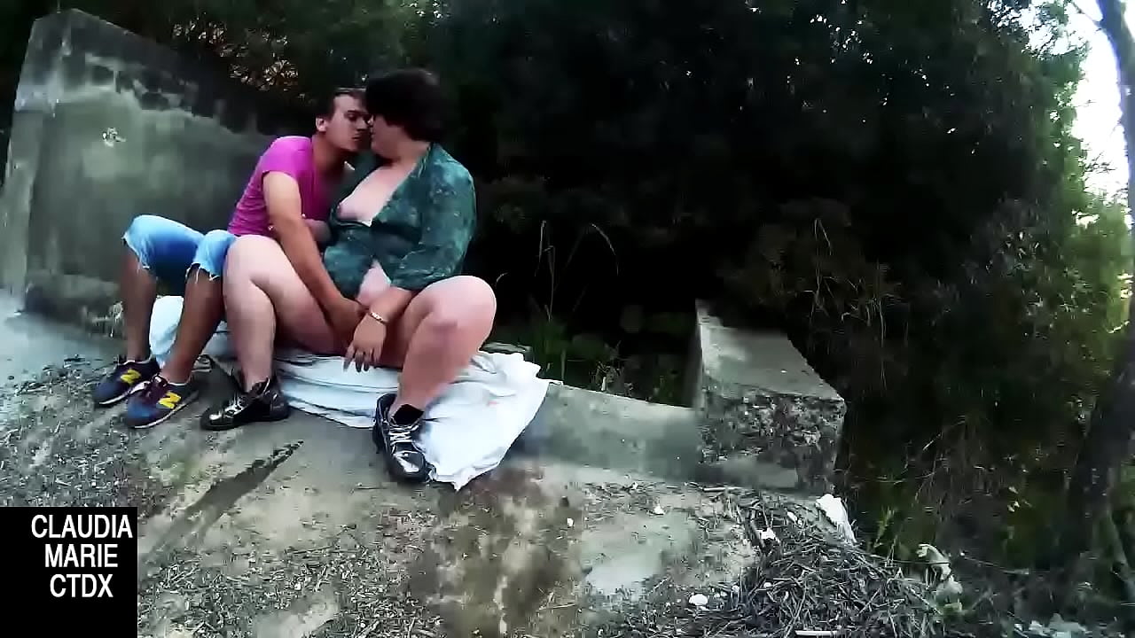 Eating the fat girl's pussy in the bush