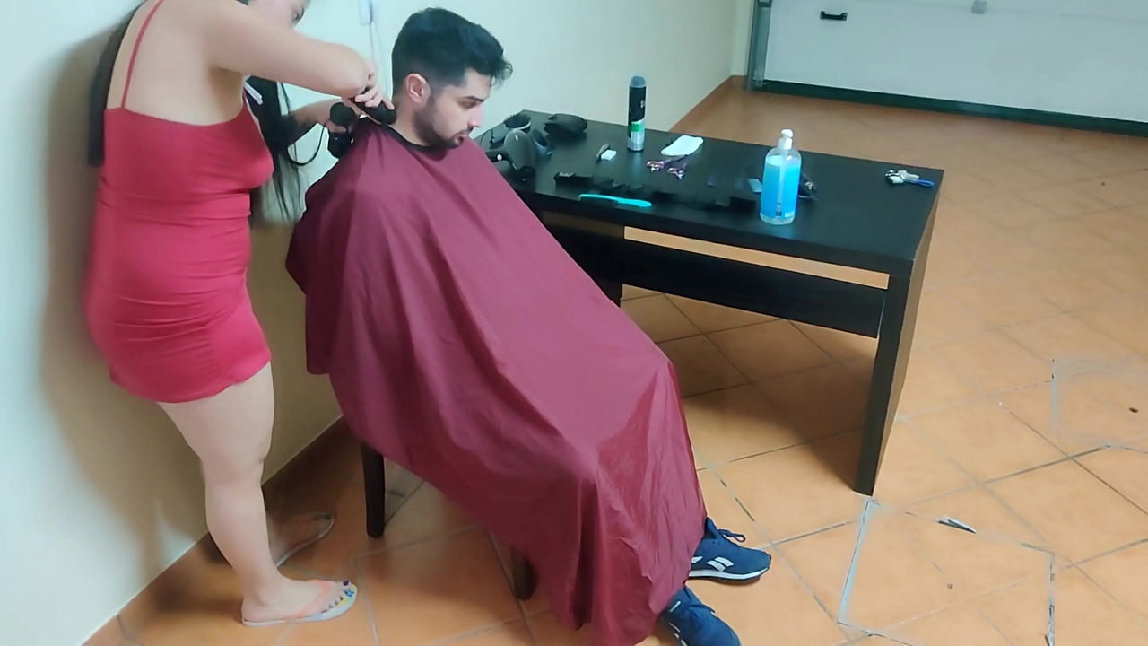 Sin agujeros negados con la madre de mi amigo que se ofreció a cortar el pelo.