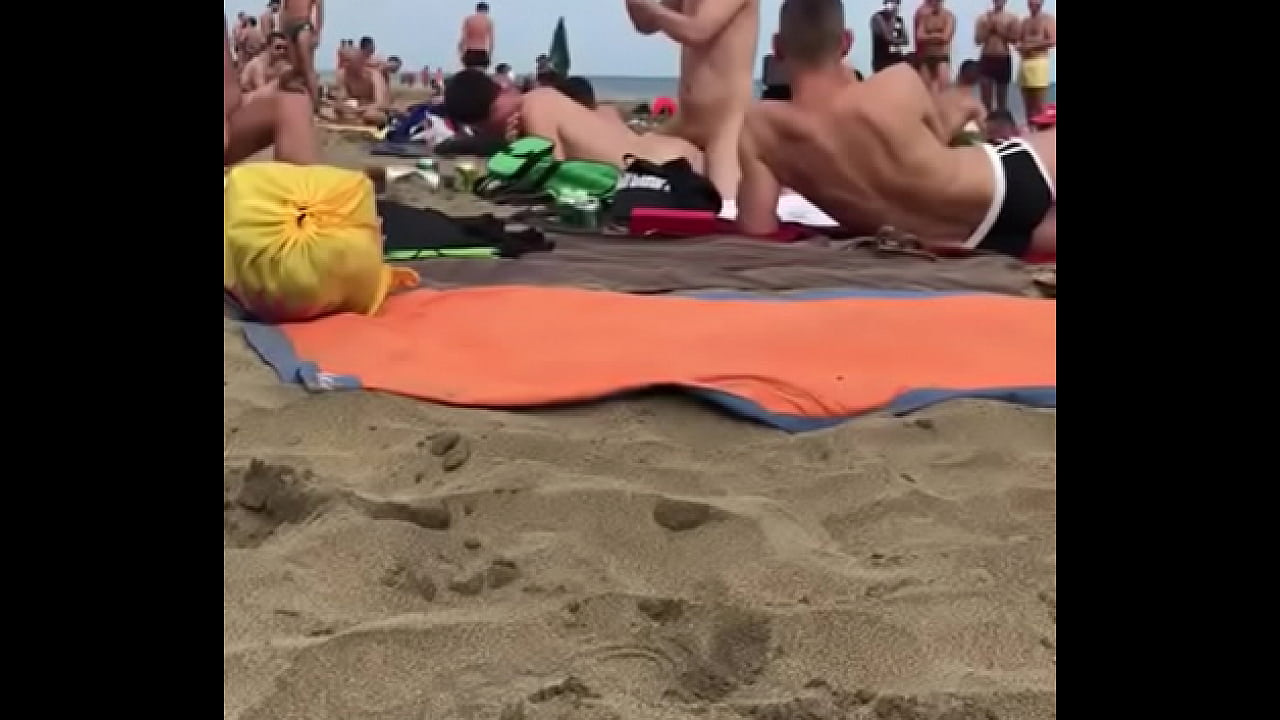 Foda na praia de nudismo gay