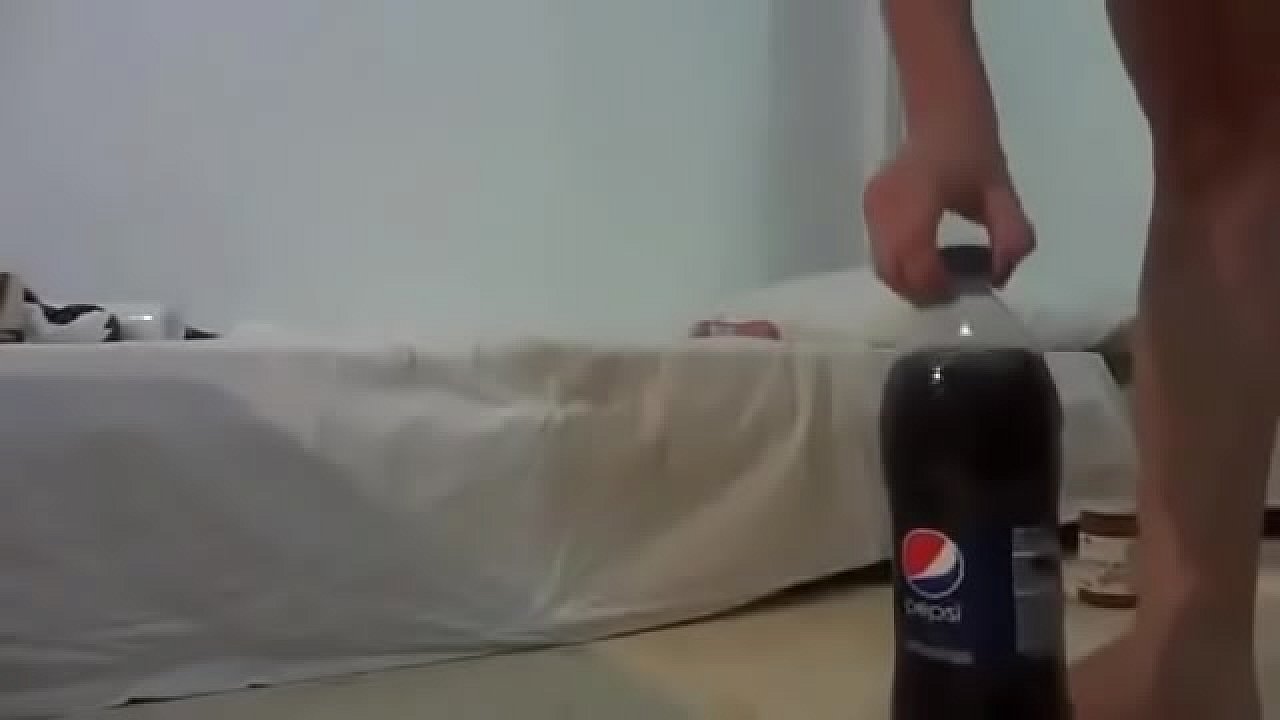 Gostosa sentando na pepsi