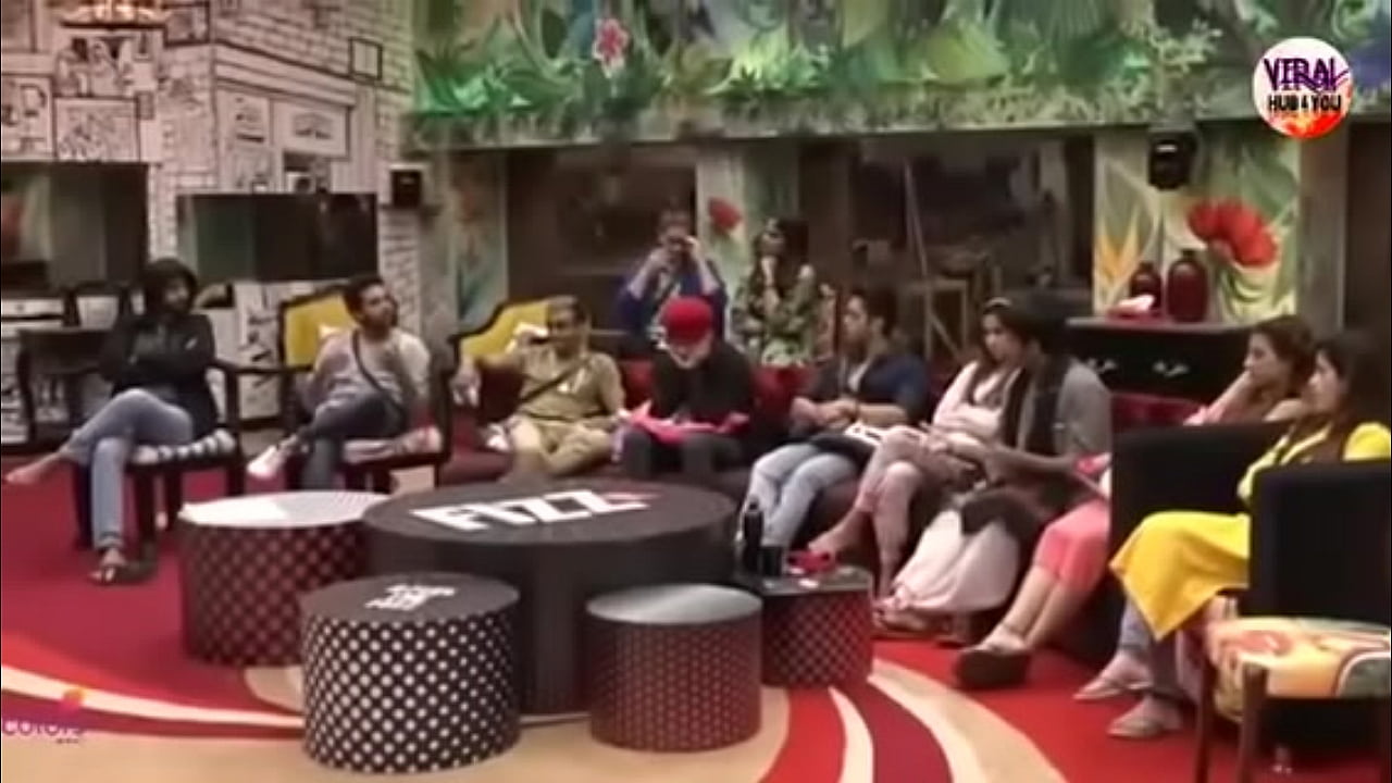 Hina Khan ne public main apni kamar nachkai