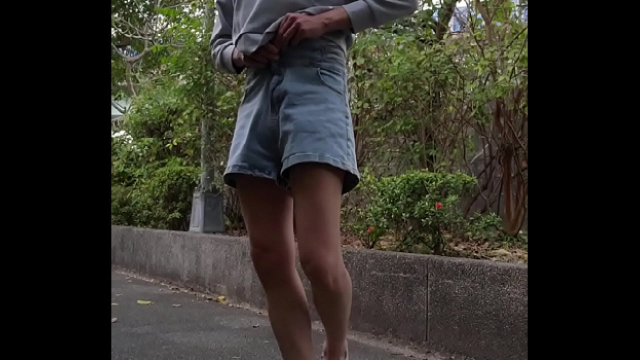 【Shemale】Tingxuan masturbating in park, hot pants and beautiful legs