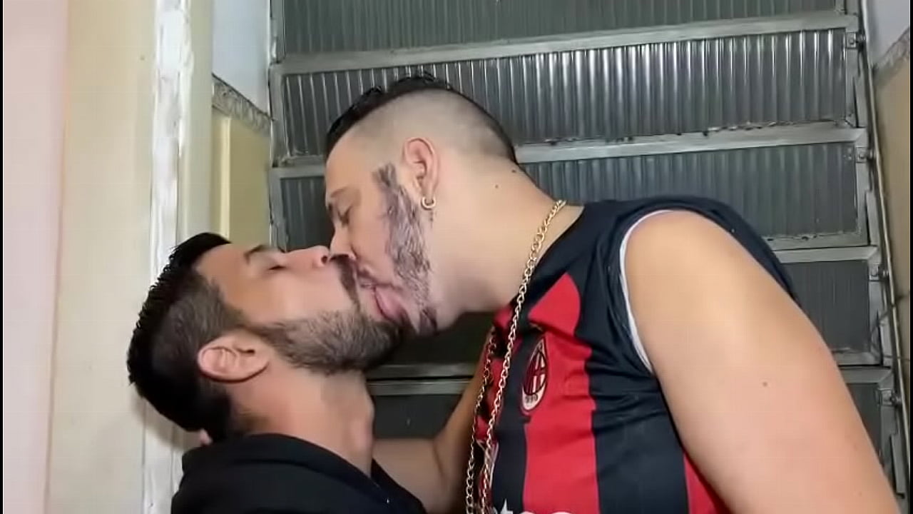 Latinos beijam gostoso