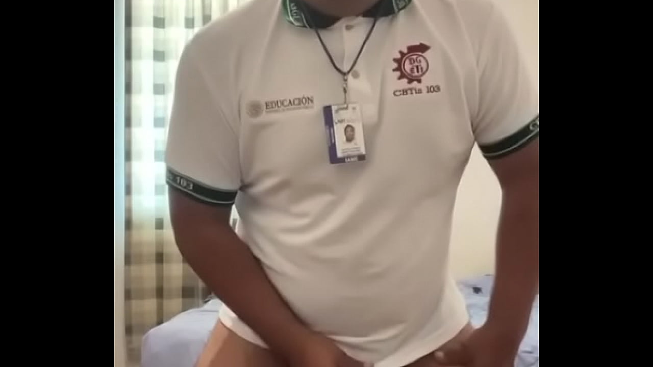 Estudiante gordito de CBTis 103 es grabado masturbandose despues de clases