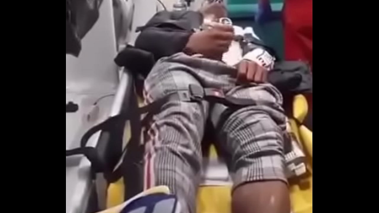 Cara com tesão se masturbando na ambulância