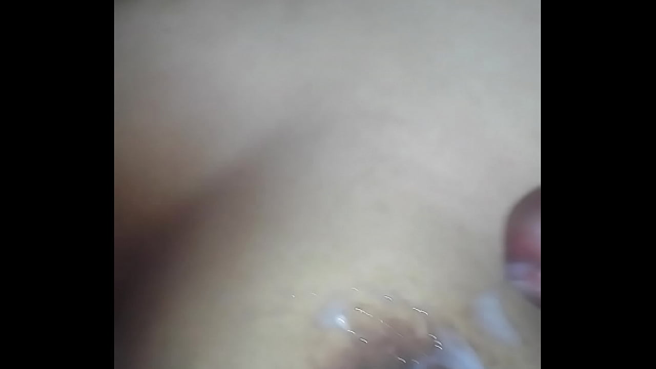 Regando leche en las tetas de mi esposa