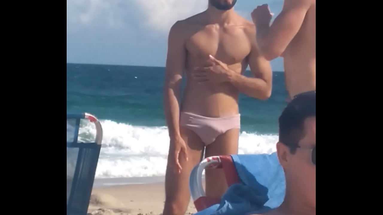 Gringo excitado na praia (01)