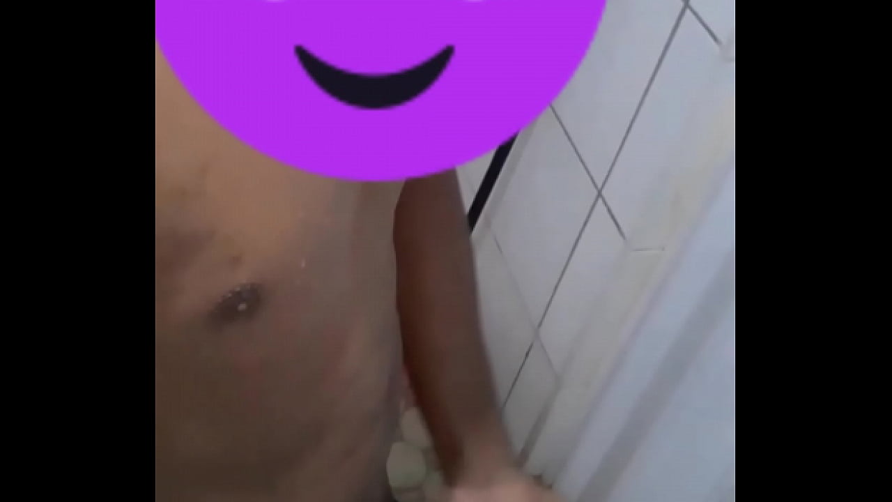 Novinho se masturbar no banho