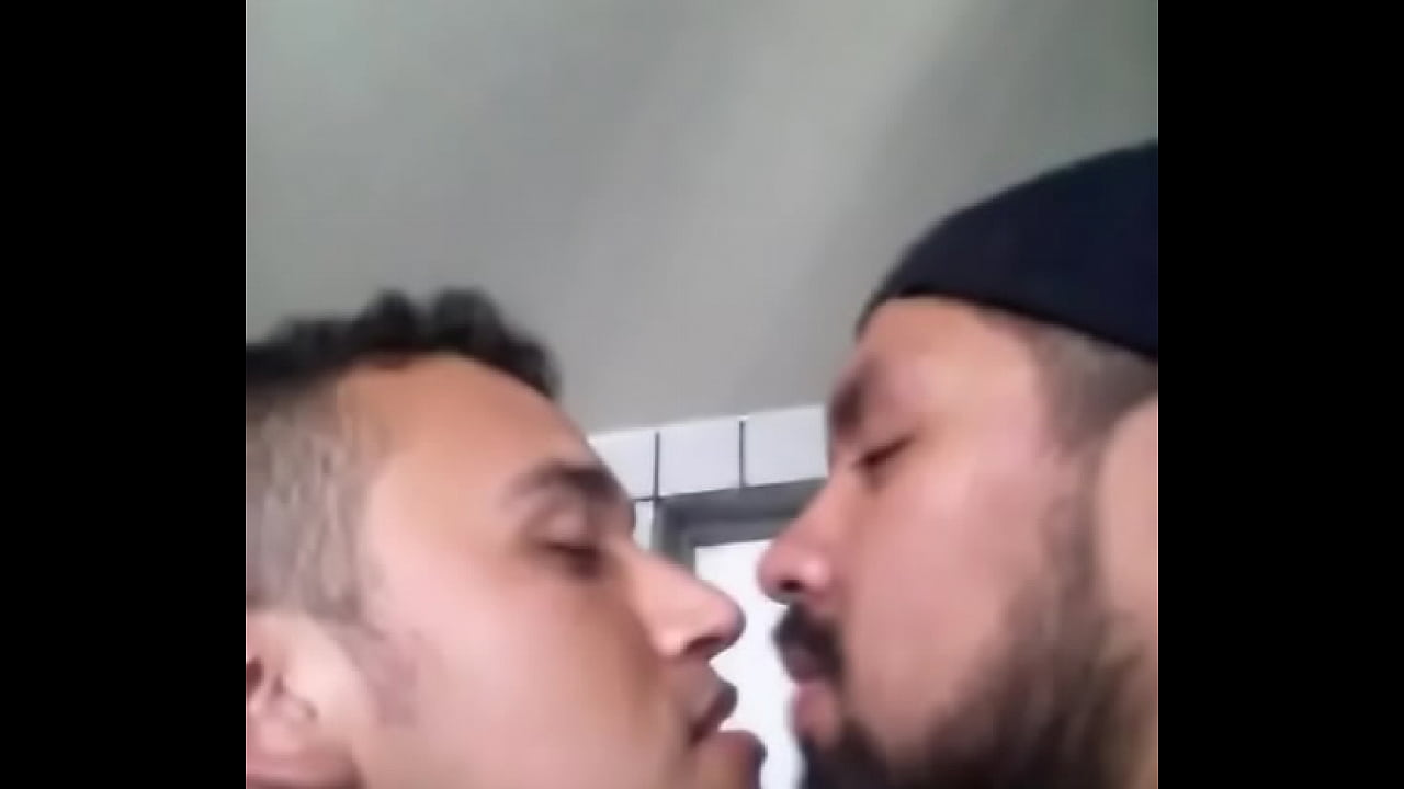 hetero casado se deja besar
