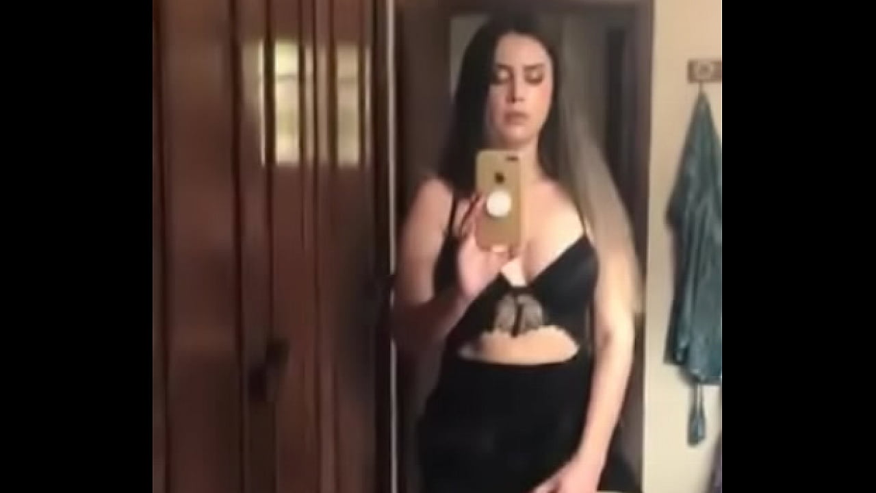 Travesti muito bonita filma seu dote de frente ao espelho de sua casa