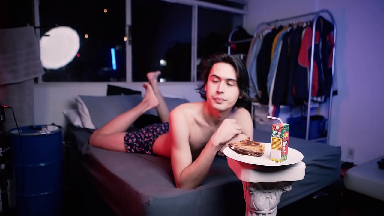 brasil twink latino brasileiro comendo pizza com pouca roupa fetiche