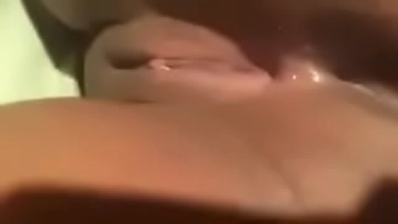 Anal slut twerking her anus