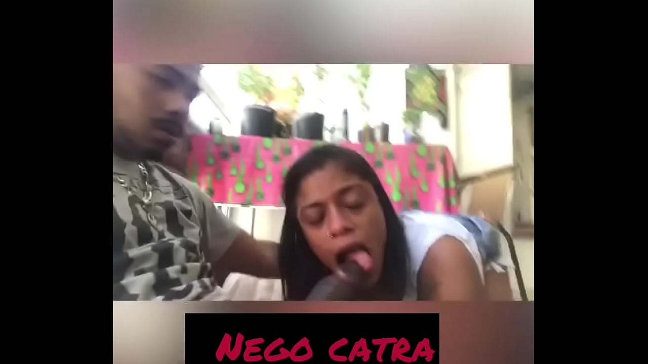 Peguei a minha vizinha carioca brincando de garganta profunda !!!!