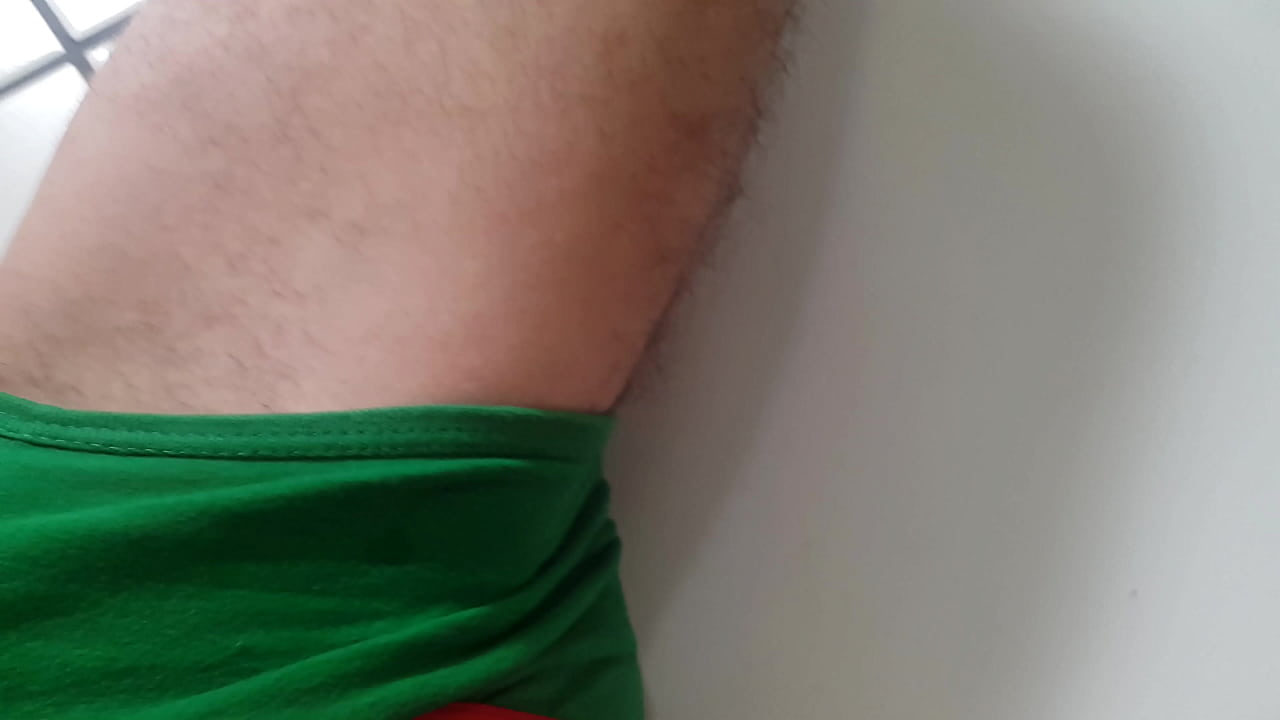 Batendo uma e gozando na cueca