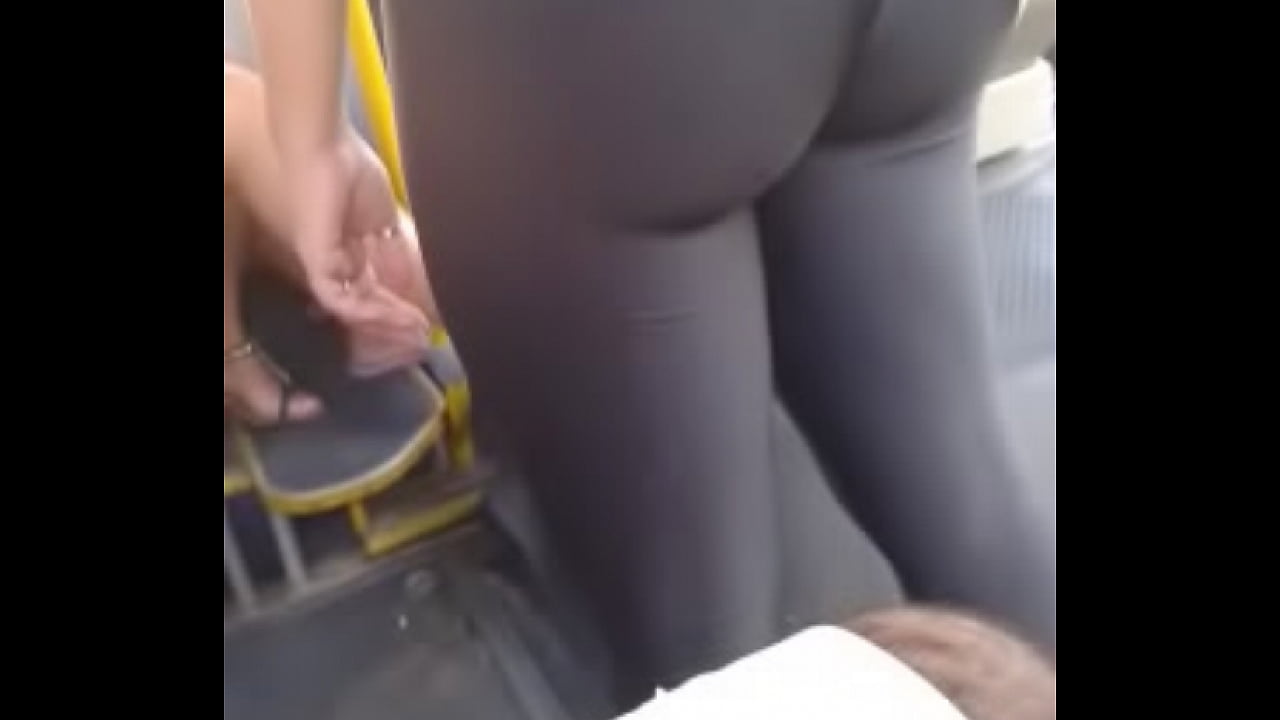 Morena rabuda no onibus