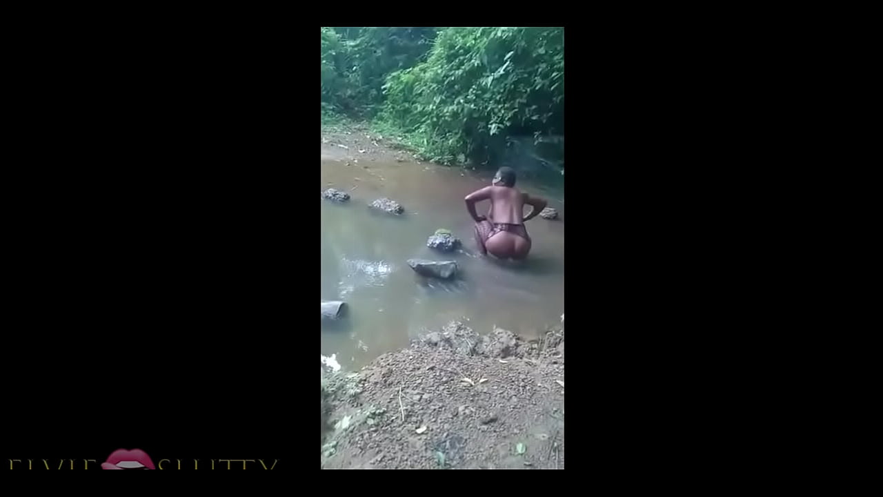 Une houe africaine se baignant dans la rivière et se faisant baiser par des inconnus - Partie