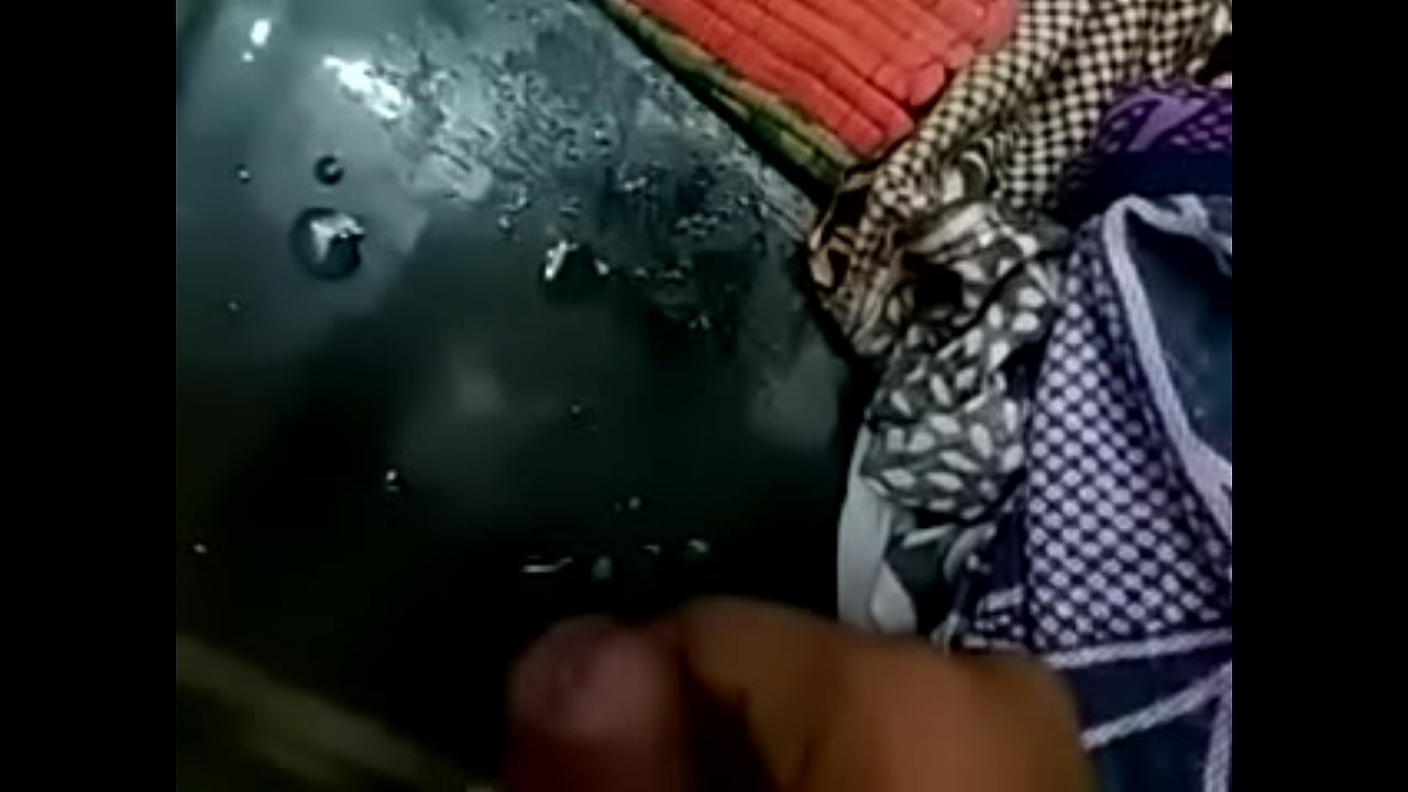 INDIAN DICK CUMMING ON WASHING MACHINE