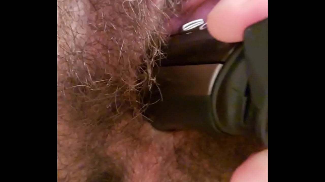 Hairy cunt getting pounded by shaver