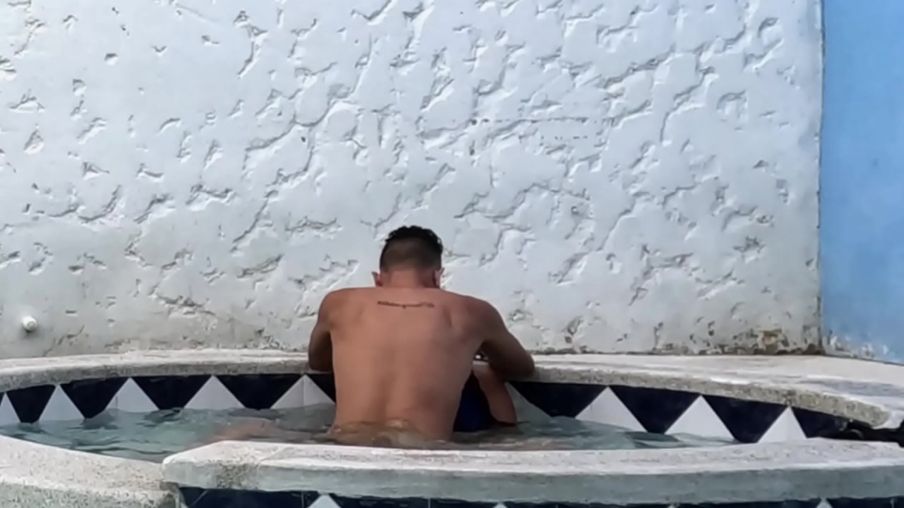 MI CUÑADA CULONA ACEPTA ACOMPAÑARME A LA PISCINA Y TERMINAMOS FOLLANDO EN EL AGUA. QUE RICO CULO TIENE LA CACHONDA