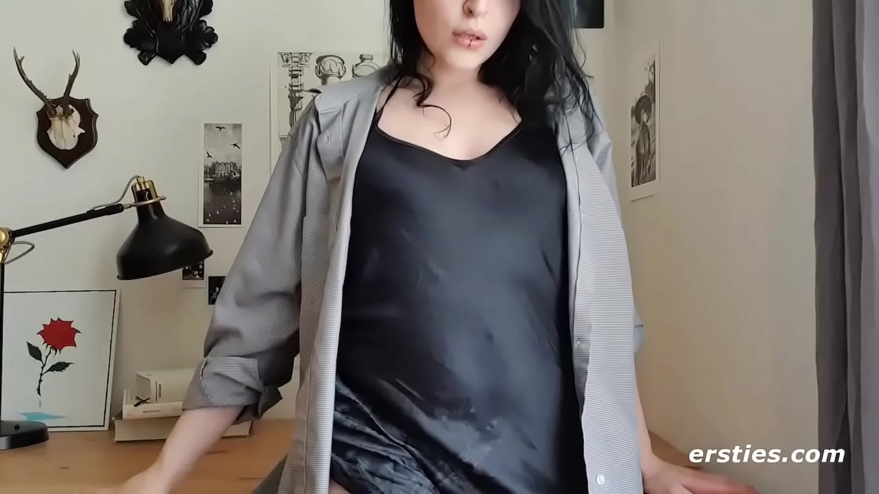 Dark Haired Amateur Sticks Her Ass Right in the Camera
