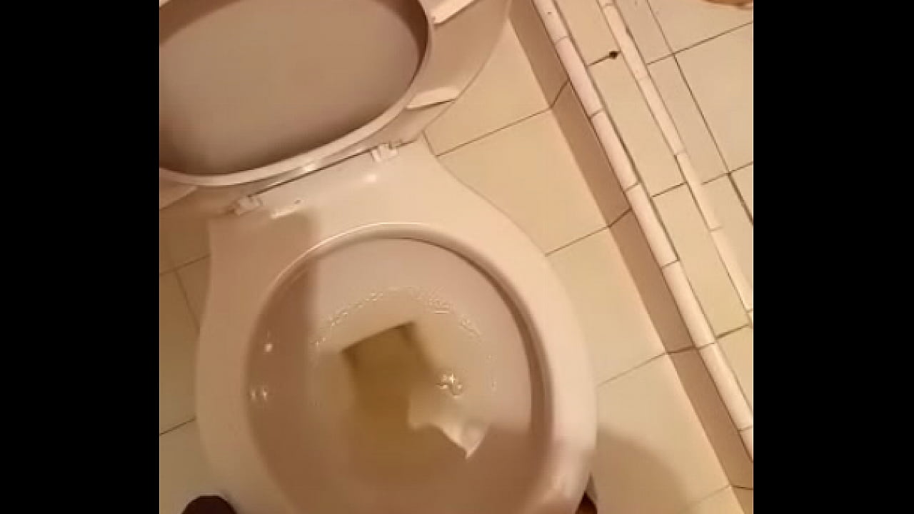 Mi amigo estaba tan caliente que decidió enviarme su video casero masturbandose