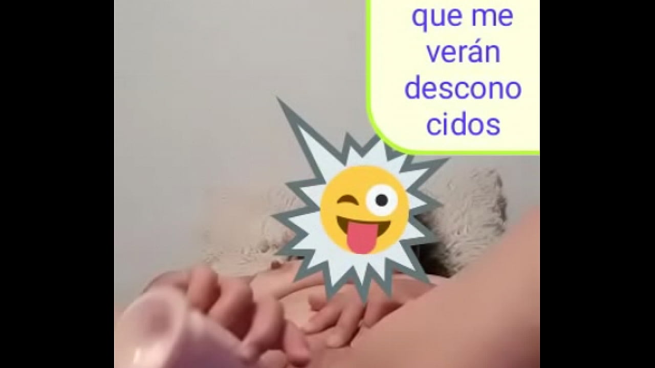 Se excita tanto que la vean metiéndose su juguete