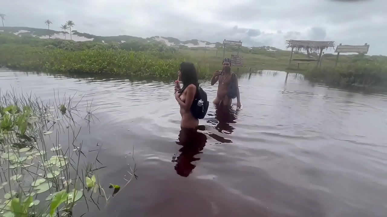 Fui na praia de nudismo com as gostosas fazer Putaria e gravei a porra toda