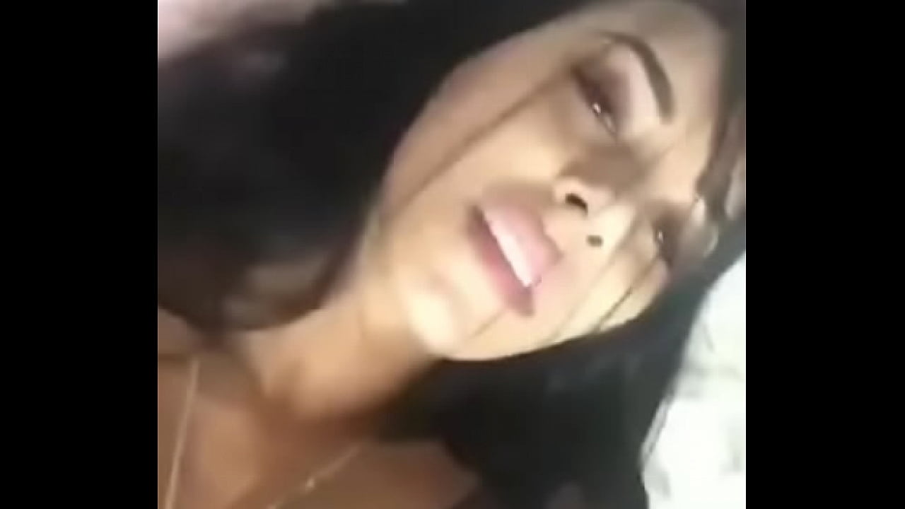 Daiana mostrando o cu  e a bucetinha gostosa