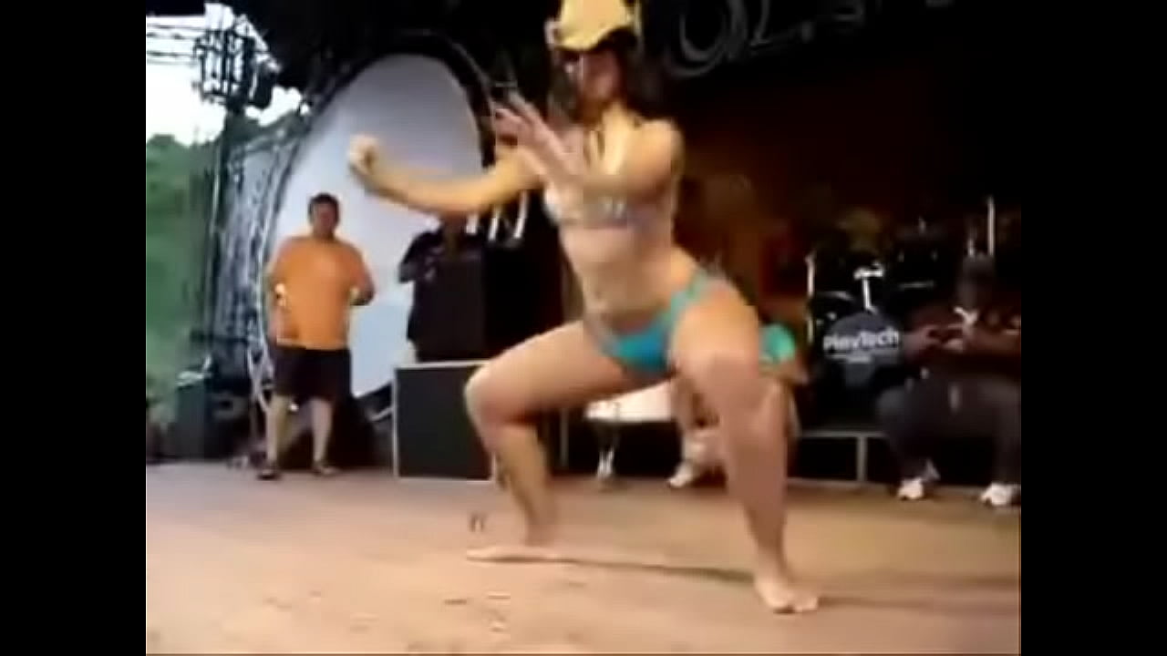 Morena gostosa dancando