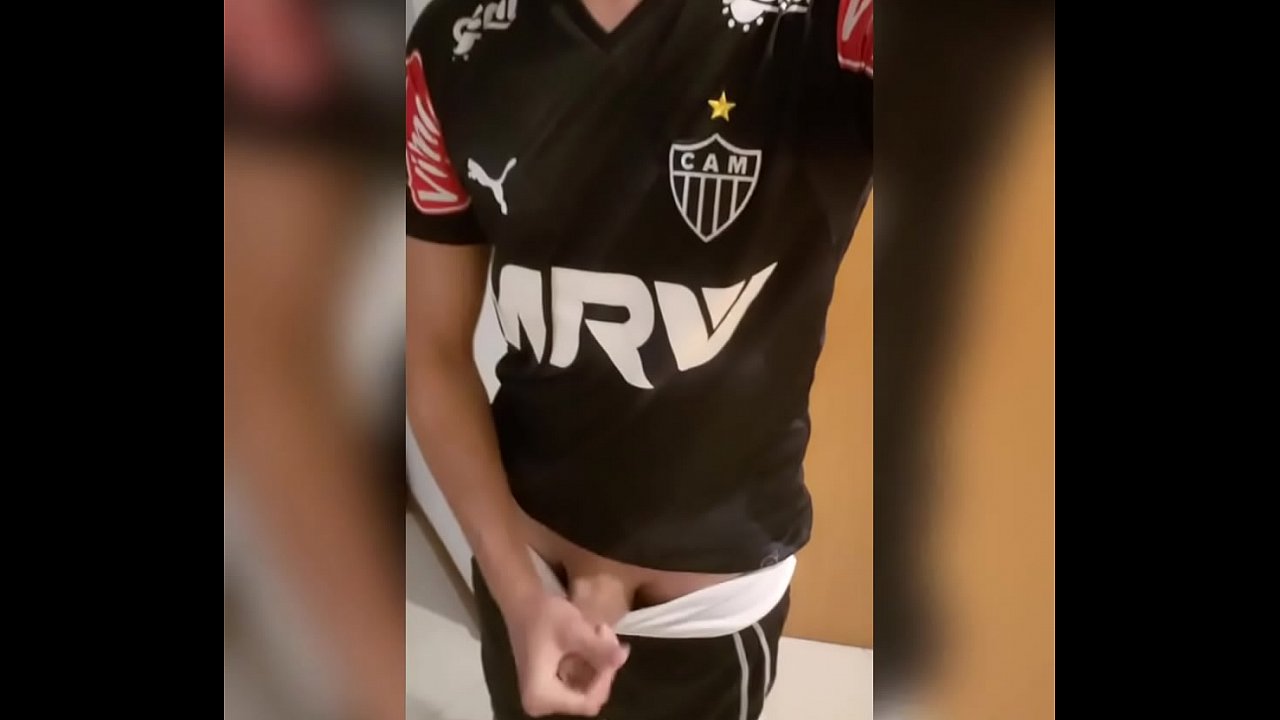 Mastubando depois de jogar bola