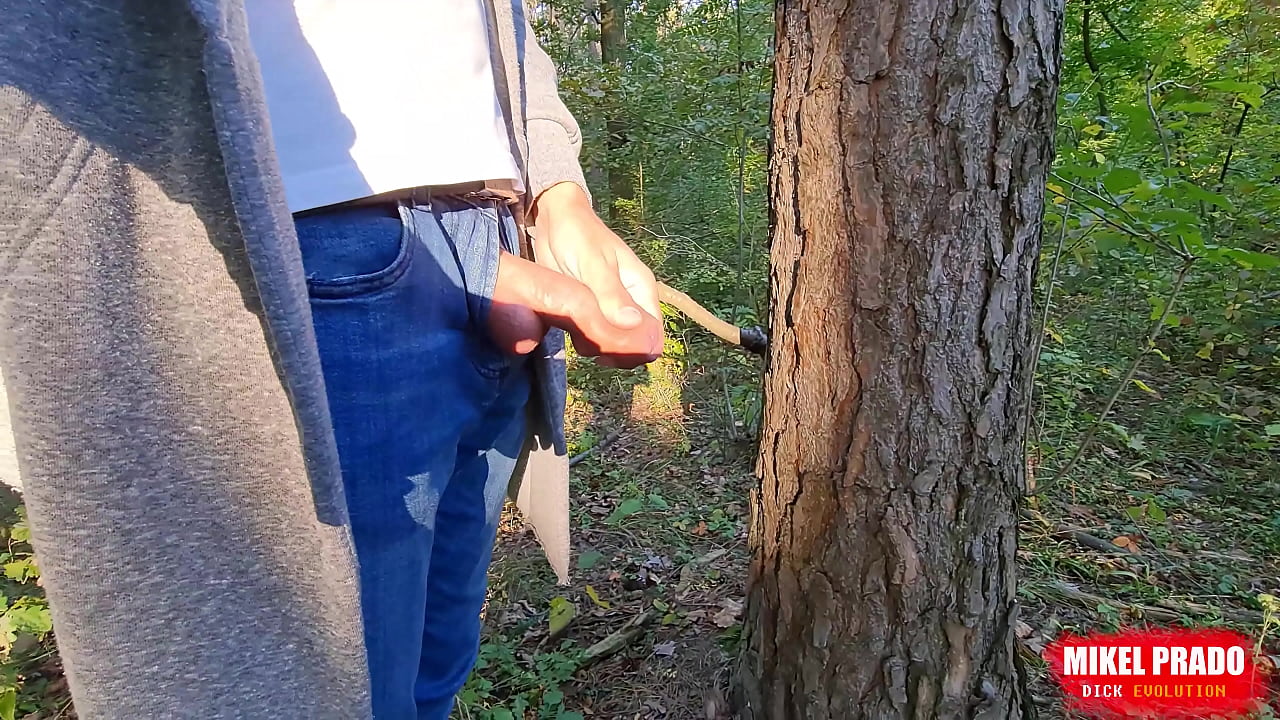 Pissender Junge - unbeschnittener Schwanz im Wald