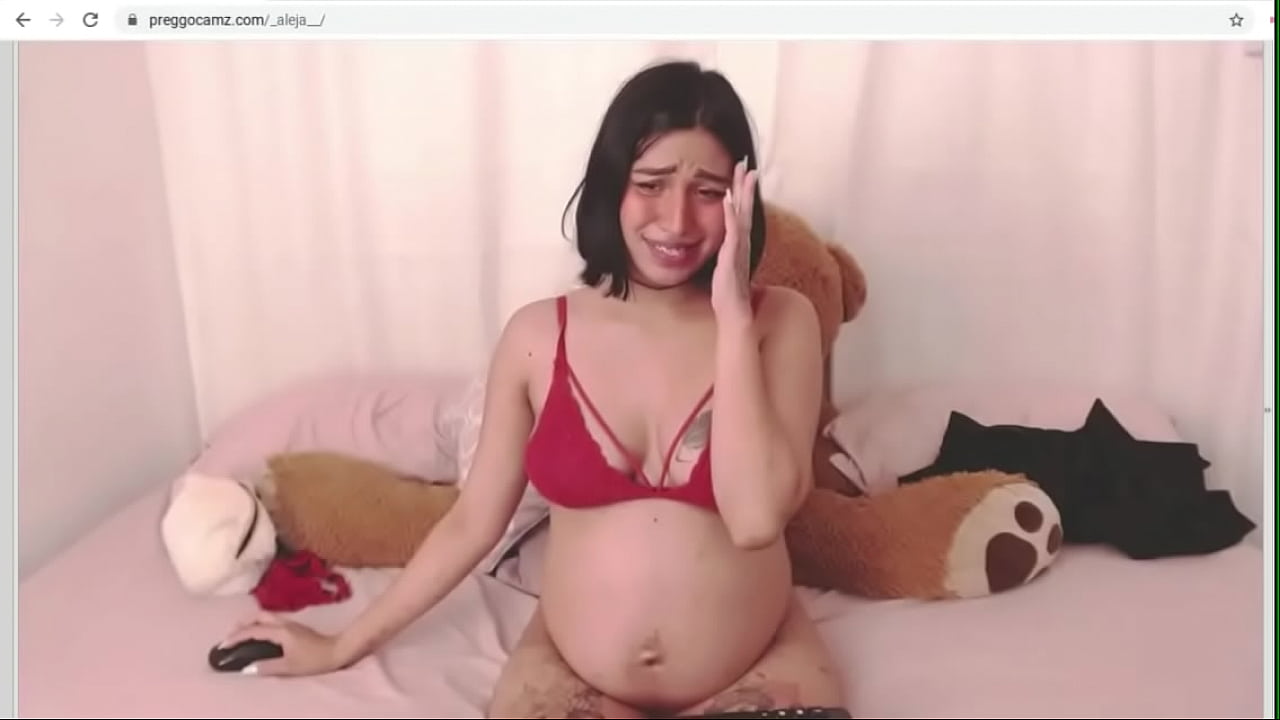 pregnant babe masturbates on cam