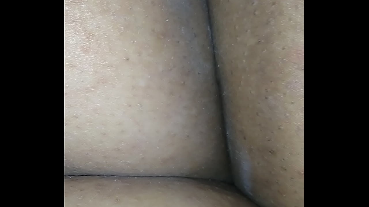 Acariciando las ricas nalgas de mi gordita